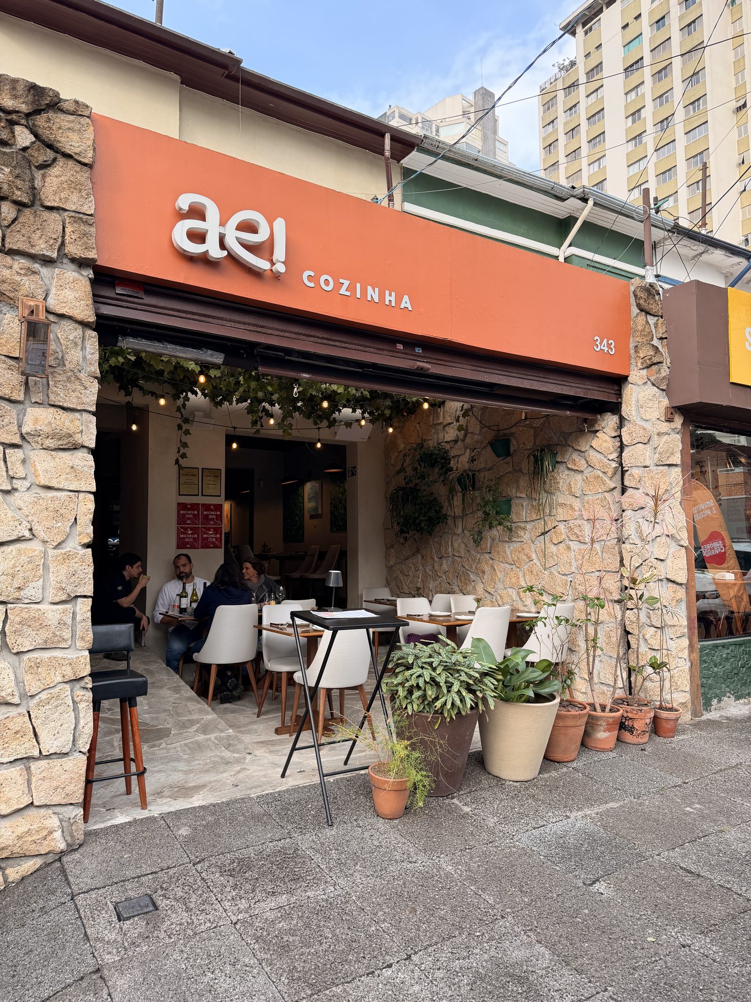 Fachada do ae! cozinha na Rua Áurea, com o salão aberto para a calçada